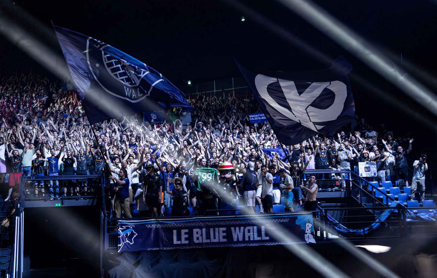 Le Blue Wall, les ultras de la Karmine Corp, attendent impatiemment le début de la partie pour pouvoir soutenir les joueurs sur scène aux LFL Days, à Nice