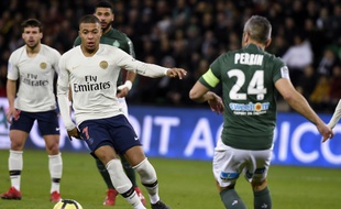 Kylian Mbappé évolue une nouvelle fois en pointe en l'absence de Cavani.