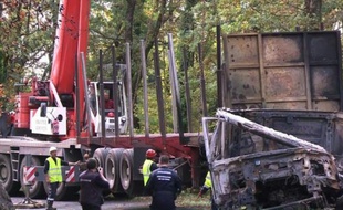 Accident de Puisseguin: l'enlèvement des épaves débute