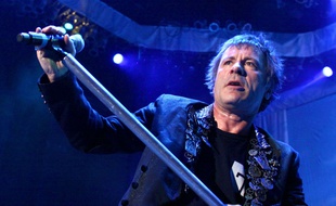 Bruce Dickinson, le chanteur d'Iron Maiden, sur scène en 2013.