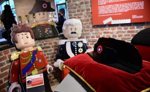 Des figures et des emblèmes de l'époque napoléonienne construits avec des Légos, exposés le 29 mai 2015 sur le site de Waterloo, en Belgique