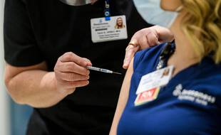 Une infirmière reçoit une injection du vaccin de Pfizer contre le Covid-19 le 16 décembre 2020 dans l'Indiana.