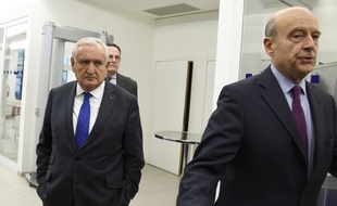 Paris, le 7 décembre 2015. Alain Juppé et Jean-Pierre Raffarin à l'issue d'une réunion au siège des Républicains.