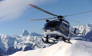 Un hélicoptère de la gendarmerie utilisé par le Peloton de Gendarmerie de Haute Montagne (PGHM) pour les secours, près d'Oloron-Sainte-Marie, le 6 mars 2014