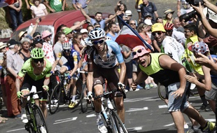 Romain Bardet fend la foule lors de la quinzième étape du Tour.