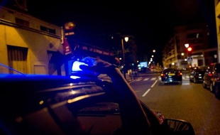 Trois jeunes de 21 et 22 ans ont été interpellés alors qu'ils patrouillaient à Strasbourg en voiture avec gyrophare, brassard de police et fausses cartes, apparemment pour se donner "des sensations fortes en faisant comme les vrais".