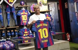 Lamine Yamal prolonge au FC Barcelone et assume « profiter de la vie »