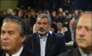Convaincu que le Hamas prône toujours sa destruction, Israël veut isoler le mouvement radical qui semble pourtant avoir opté pour une approche "pragmatique" en évoquant une prolongation de la trêve.