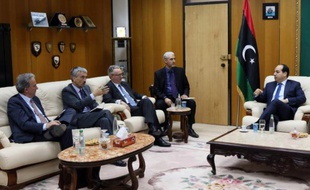 Jose Antonio Bordallo, Peter Millet et Antoine Sivan reçus par le vice-Premier ministtre libyen Ahmad Meitig le 14 avril 2016 à Tripoli