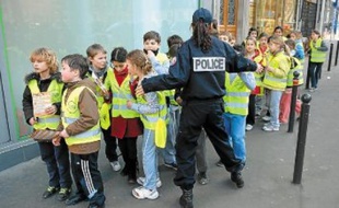 Charte du piéton en main, des élèves ont sensibilisé les passants aux côtés de policiers.