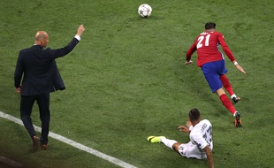 Zinédine Zidane sur le banc lors de la finale de Ligue des champions entre le Real et l'Atlético Madrid, le 28 mai 2016 à Milan.