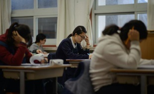 Des lycéennes sud-coréennes passent les examens annuels d'entrée dans les universités, le 12 novembre 2015 à Séoul