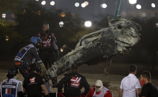 Ce qu'il reste de la voiture de Romain Grosjean après son crash lors du GP de Bahreïn, le 29 novembre 2020, va être analysé en usine.