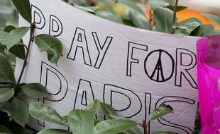 Une pancarte «Pray for Paris» déposée près du Bataclan