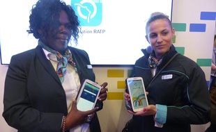 Deux salariées de la RATP présentent leur nouvelle tenue et les mini-tablettes numériques, dont les équipes de l'entreprise de transports seront prochainement équipées.