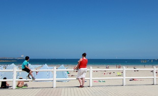 Les touristes ont pu profiter de la plage en juillet, comme ici à Dinard.