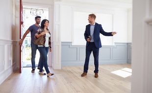 Si la compétence des agents immobiliers est reconnue par tous, les particuliers rechignent à supporter leurs honoraires.