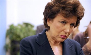 Face à la pluie de critiques, Mme Bachelot a dénoncé lundi lors d'une conférence de presse un "procès politicien sur le manque de moyens". "Nous sommes dans une période de tension mais nous avions onze lits disponibles en région parisienne à moins de 20 minutes du malade", a-t-elle affirmé, jugeant qu'"il y avait toute possibilité d'accueillir" le patient décédé dimanche.