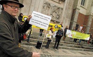 Une trentaine de militants sont venus dénoncer l'abus des pesticides.