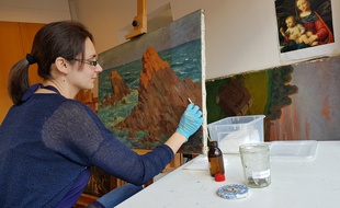 Vannick Beaume dans son atelier de restauration, En apARTé, à la Madeleine.