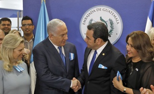 Benjamin Netanyahou et Jimmy Morales, le 16 mai 2018 lors de l'inauguration de l'ambassade du Guatemala à Jerusalem.