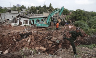 Des soldats sri lankais et des sauveteurs s'affairent après l'effondrement d'une montagne d'ordures sur un bidonville près de Colombo, le 15 avril 2017.