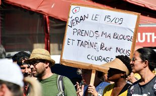 Une manifestante tient une pancarte à l'adresse du ministre de la Santé, Olivier Véran, lors de la manifestation contre le pass sanitaire et la vaccination obligatoire à Marseille, le samedi 11 septembre 2021.