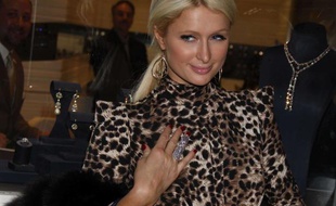Paris Hilton à New York, le 18 février 2011, après une séance de shopping avec son petit ami Cy Waits