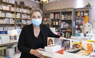 Florence Kammermann de la Librairie Autour d'un Livre, à Cannes, est déterminée à maintenir sa boutique ouverte durant le confinement