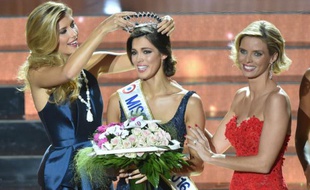 Miss Nord Pas de Calais Iris Mittenaere couronnée Miss France 2016 par Miss France 2015 Camille Cerf, le 19 décembre 2015 à Lille