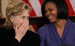 Petites plaisanteries entre amies. La secrétaire d'état Hillary Clinton et Michelle Obama chuchotent lors de la remise des International Women of Courage Awards à Washington, le 10 mars 2010.