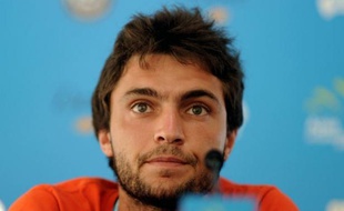 Le Français Gilles Simon, N.16 mondial, a déclaré forfait mercredi pour le tournoi ATP de Sydney, qui se déroule cette semaine, en raison de douleurs au cou, espérant être rétabli pour l'Open d'Australie qui débute lundi à Melbourne.