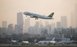 Un avion de la compagnie Spring Airlines décolle de l'aéroport de Hongqiaou à Shanghai le 8 février 2015