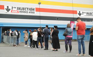 (Illustration) Beaucoup de personnes viennent spontanément se faire vacciner à la suite de l'allocution du président de la République, à Douai, le 13 juillet.