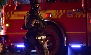 Un policier des forces spéciales à Toronto, après une fusillade qui a fait deux morts et 13 blessés, le 22 juillet 2018.