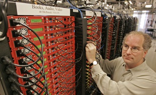 Le fondateur d'Internet Archive, Brewster Kahle, ici en 2006, au milieu des serveurs qui abritent la mémoire d'Internet.