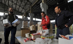 Paquets de madeleines sous un bras, conserves sous l'autre, des dizaines de Grecs en situation précaire ont pris livraison mercredi près d'Athènes des trente tonnes de produits alimentaires collectés par le Secours Populaire français (SPF) pour sa première mission dans le pays en crise.