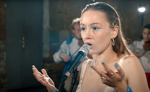 La chanteuse rennaise Jeanne Bonjour, ici dans son clip de la reprise de Cabeza, sera sur la scène de l'Olympia pour la Fête de la musique.