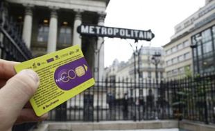 Présentation d'un titre de transports le 10 décembre 2014 à l'entrée d'une station de métro à Paris