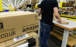 Un employé d'Amazon prépare des colis au centre de tri de Brieselang, le 11 novembre 2014 en Allemagne