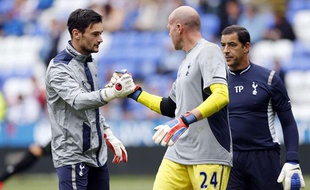 Hugo Lloris encourage Brad Friedel avant le match de Tottenham à Reading, le 16 septembre 2012 en Angleterre.