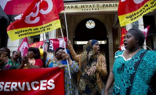 Une soixantaine de sous-traitants et salariés du Park Hyatt Paris-Vendôme manifestent depuis vendredi pour dénoncer leurs conditions de travail, le 24 septembre 2013.