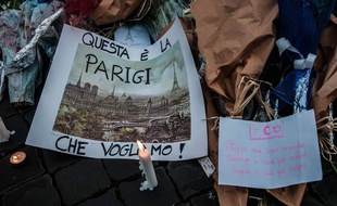 Photo prise samedi par Sandra Roumanie devant l'ambassade de France à Rome.