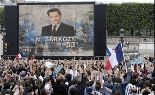 De 3.000 à 4.000 partisans de Nicolas Sarkozy ont laissé éclater leur joie à l'annonce de la victoire du candidat de l'UMP à l'élection présidentielle dimanche place de la Concorde, peu après 20H00, tandis que des militants de gauche exprimaient désarroi et colère.