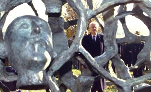 Lionel Jospin, alors Premier ministre, inaugure le 5 novembre 1998 la sculpture de l'artiste français Haïm Kern, réalisée en hommage aux soldats tombés au Chemin des Dames