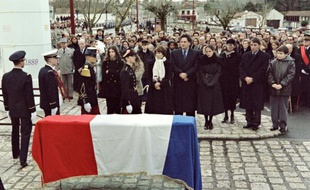 Recouvert du drapeau français, le cercueil du président François Mitterrand vient d'être déposé sur la place du Chateau, le 11 janvier 1996 à Jarnac, devant ses proches.