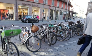 Les Velhop strasbourgeois sont de deux sortes : avec un panier métallique pour les plus lourds en location automatique, et avec un panier vert en plastique pour les locations de longue durée.