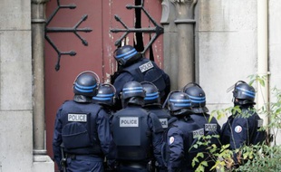 Des policiers ont défoncé à coups de hache les portes d'une église de Saint-Denis, lors d'une opération antiterroriste, le 18 novembre 2015