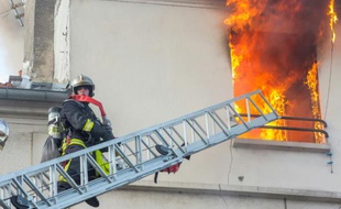 Les pompiers luttent contre l'incendie d'un immeuble le 6 juin 2016 à Saint-Denis
