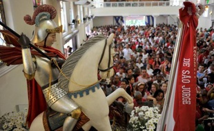 Il ne fait pas encore jour que Fabiano Menezes a déjà les yeux rougis d'avoir tant pleuré en implorant la protection de Saint Georges, le saint guerrier célébré chaque 23 avril par des millions de catholiques et d'adeptes de religions afro-brésiliennes, dont le culte se développe à Rio de Janeiro.